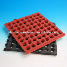 Anti-slip and anti-fatigue interlocking porous rubber floor mat